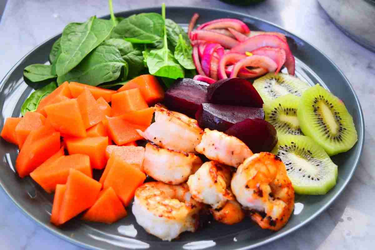 Grilled Shrimp Salad with Spinach, Beet, Papaya and Kiwi 3 grilled shrimp salad